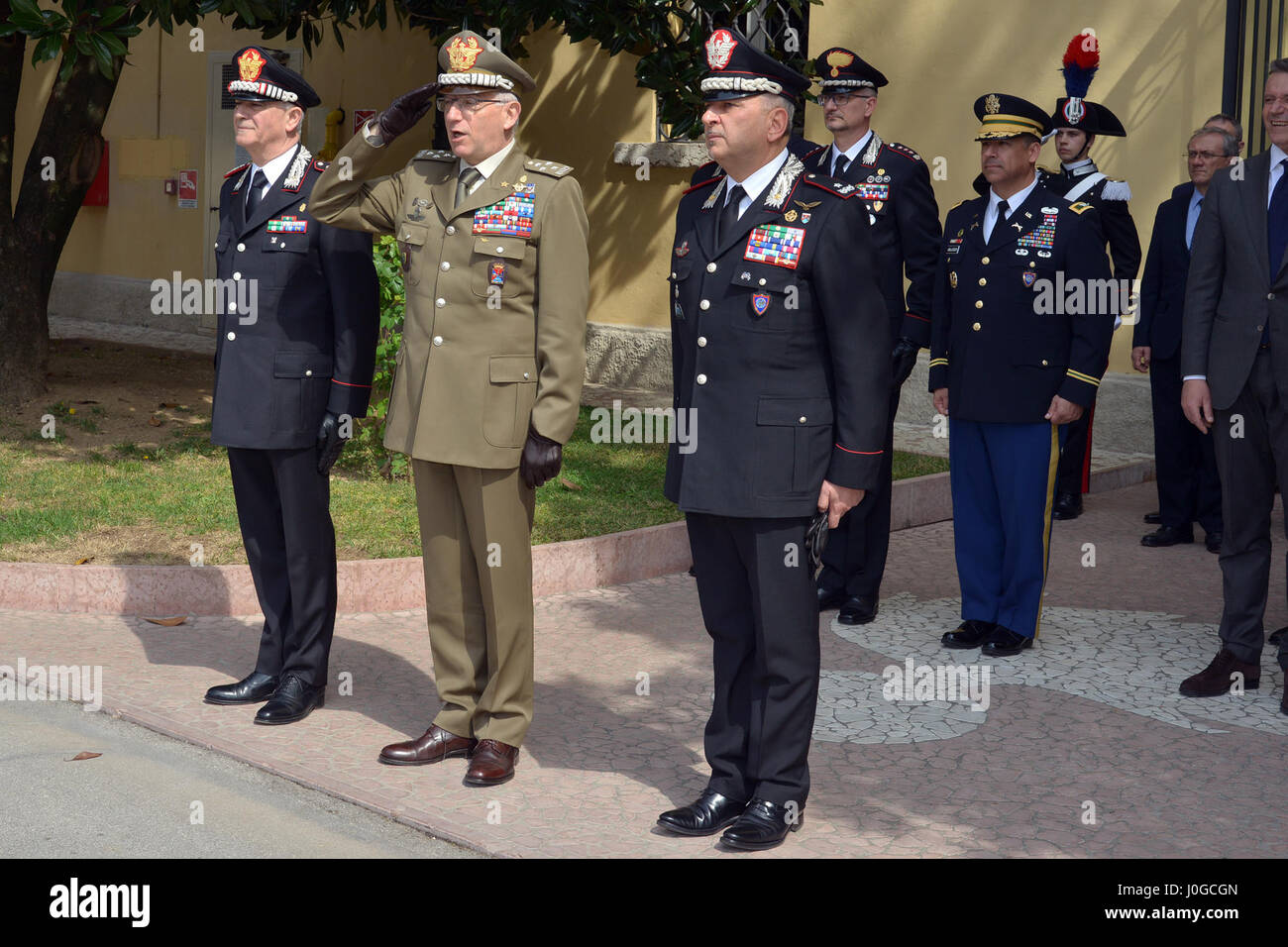 Le Général Tullio Del Sette, Commandant général des carabiniers italiens (à gauche), le général Claudio Graziano, chef d'état-major de l'Armée Italienne (centre) et Brigue. Le général Giovanni Pietro Barbano, Centre d'excellence pour les unités de police de stabilité (COESPU) directeur (à gauche), de recevoir d'honneur salue à la fin de la visite au Centre d'excellence pour les unités de police de stabilité (COESPU) Vicenza, Italie, le 1 avril 2017. (U.S. Photo de l'armée par Visual Spécialiste de l'information Antonio Bedin/libérés) Banque D'Images