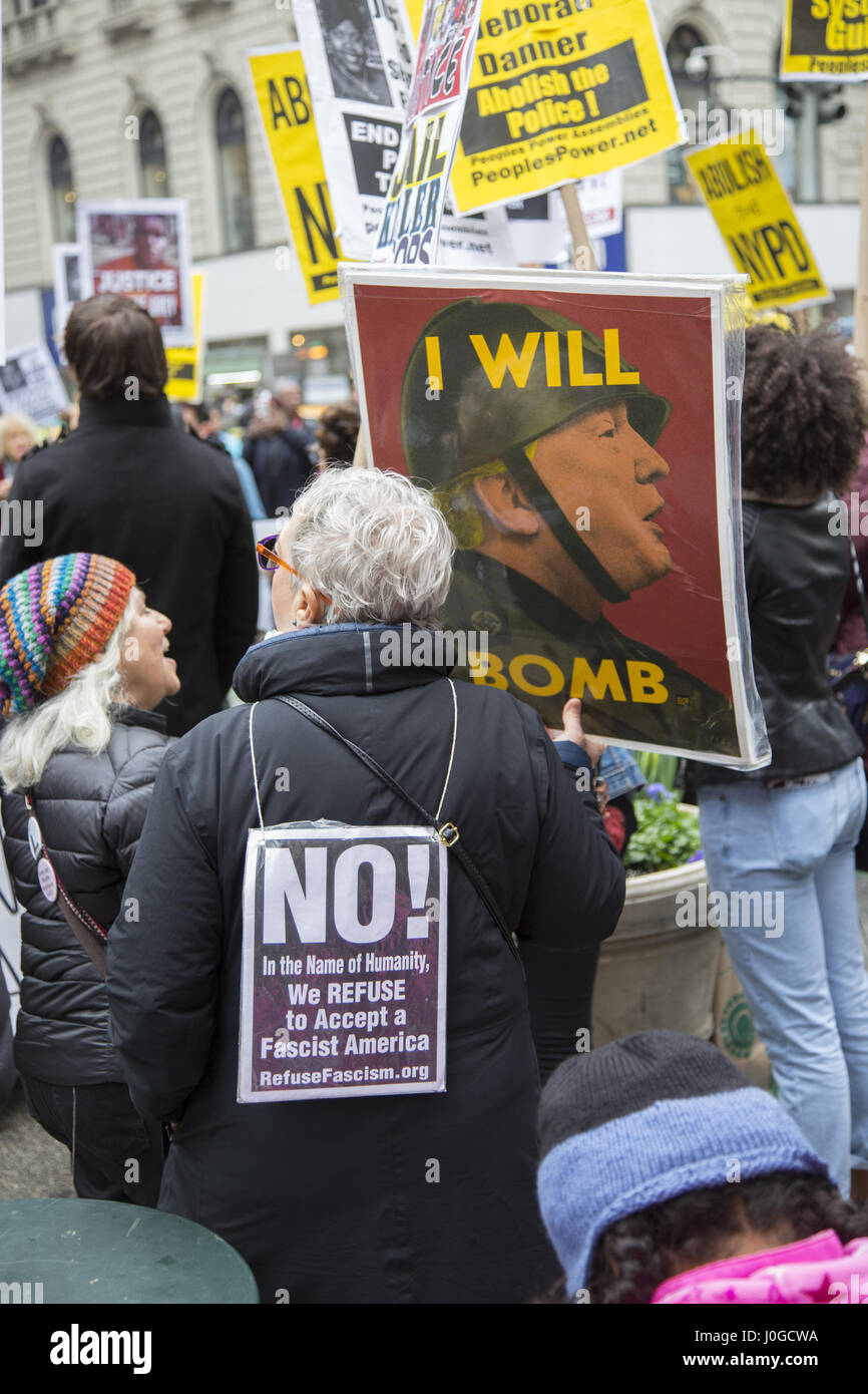 Black vit ; et d'autres groupes d'activistes, démontrer et mars dans le centre de Manhattan à maintenir la pression pour un changement systémique à l'intérieur de la police locale ainsi que les politiques sur l'administration d'Atout contre pushback. Banque D'Images