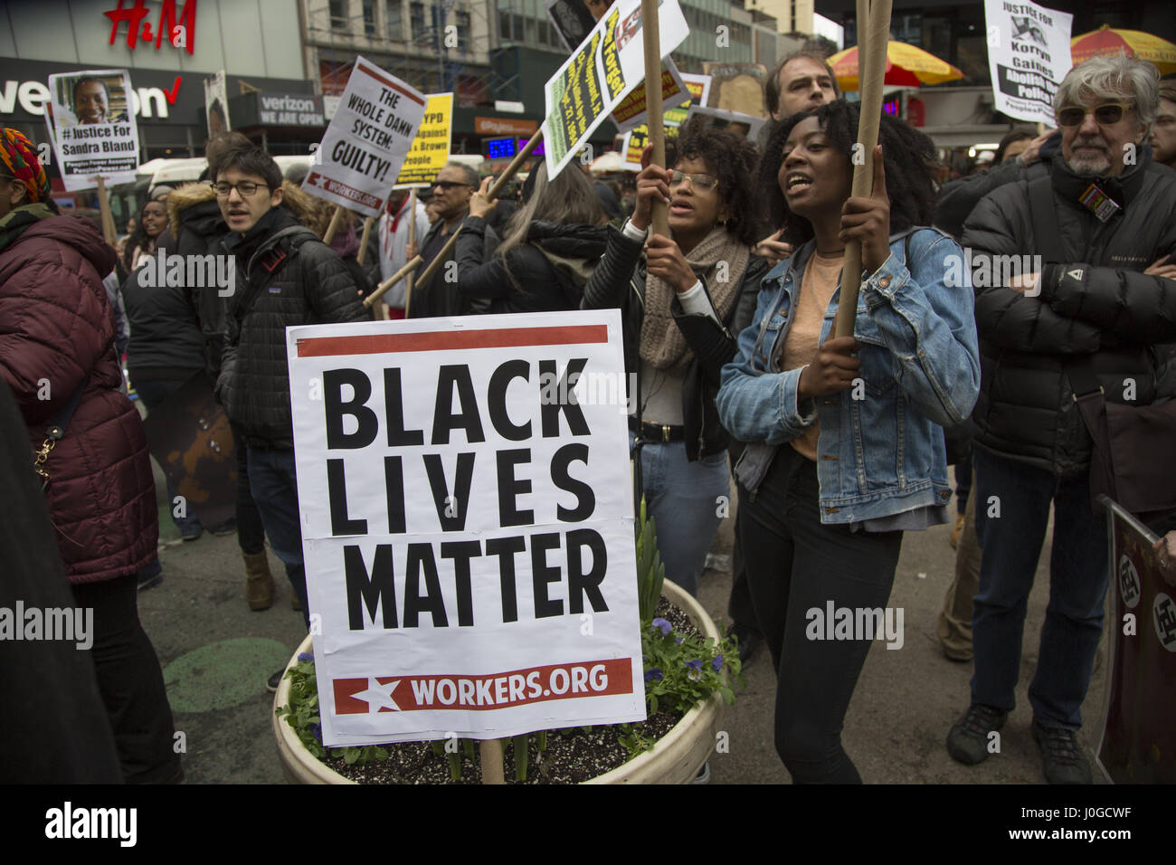 Black vit ; et d'autres groupes d'activistes, démontrer et mars dans le centre de Manhattan à maintenir la pression pour un changement systémique à l'intérieur de la police locale ainsi que les politiques sur l'administration d'Atout contre pushback. Banque D'Images