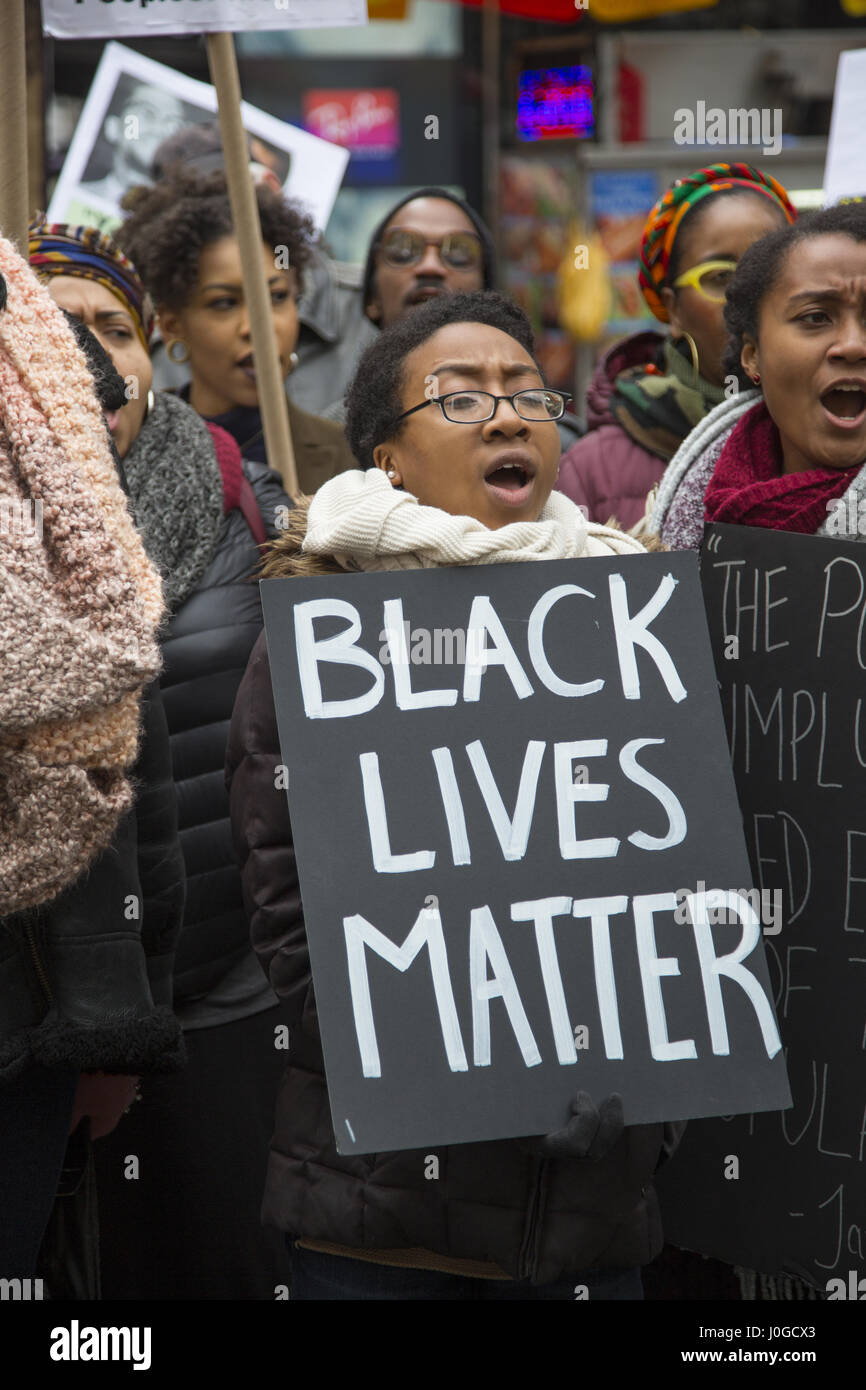 Black vit ; et d'autres groupes d'activistes, démontrer et mars dans le centre de Manhattan à maintenir la pression pour un changement systémique à l'intérieur de la police locale ainsi que les politiques sur l'administration d'Atout contre pushback. Banque D'Images