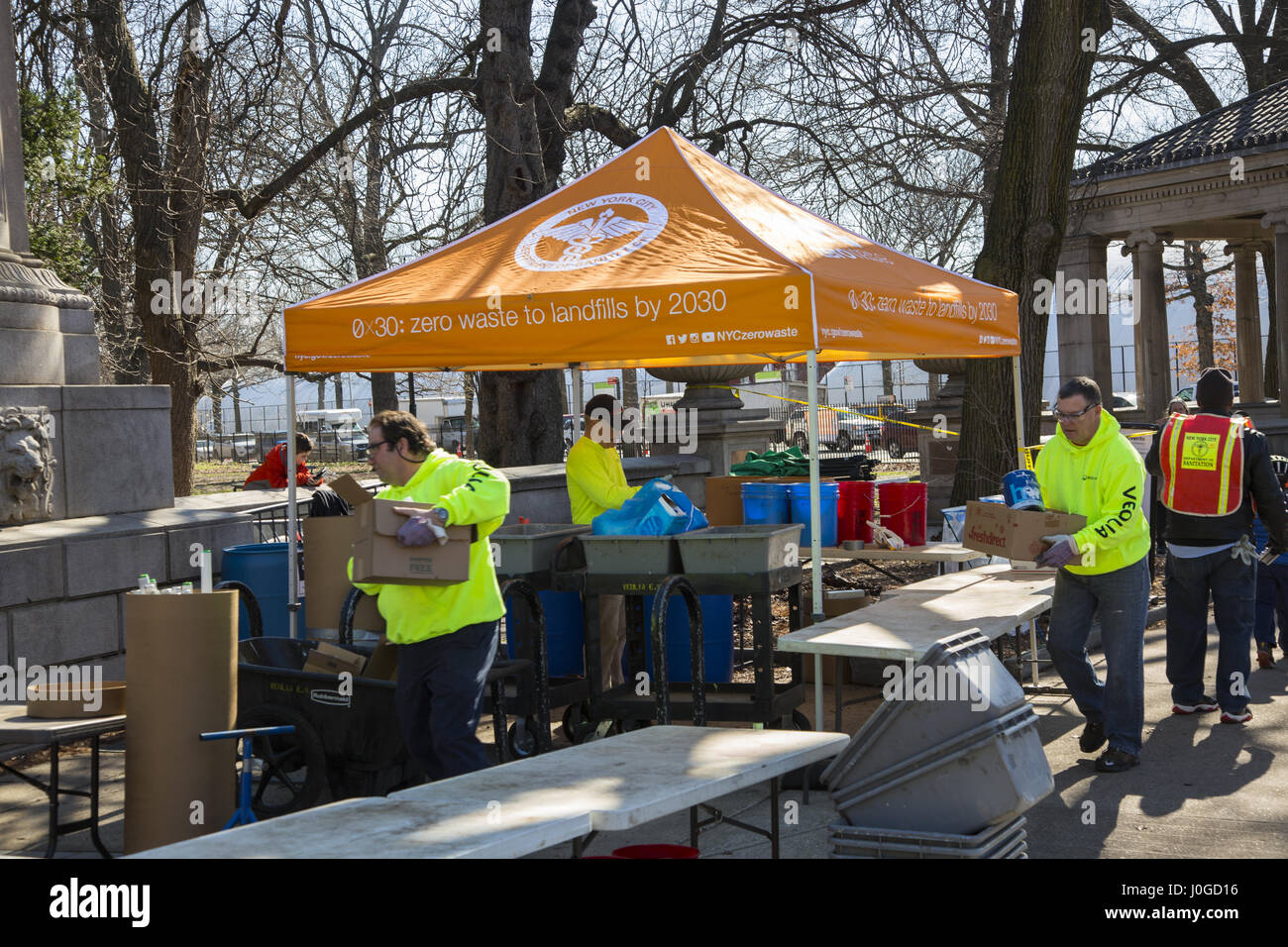 New York City accueille un événement d'élimination dans le parc Prospect où les gens peuvent déposer vieux appareils électroniques, peintures, produits chimiques et autres agents toxiques, médicaments, flamables et autres matières nocives pour l'environnement. Des tonnes et des tonnes de matériaux sont déposés. Banque D'Images