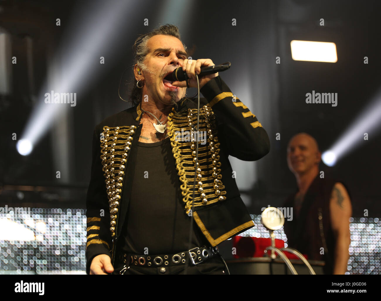 Padoue Padoue, PD, Italie - 29 mars 2017 : Piero Pelu le chanteur de Litfiba un groupe de rock italien sur la scène pendant le concert live à Padoue en Ita Banque D'Images