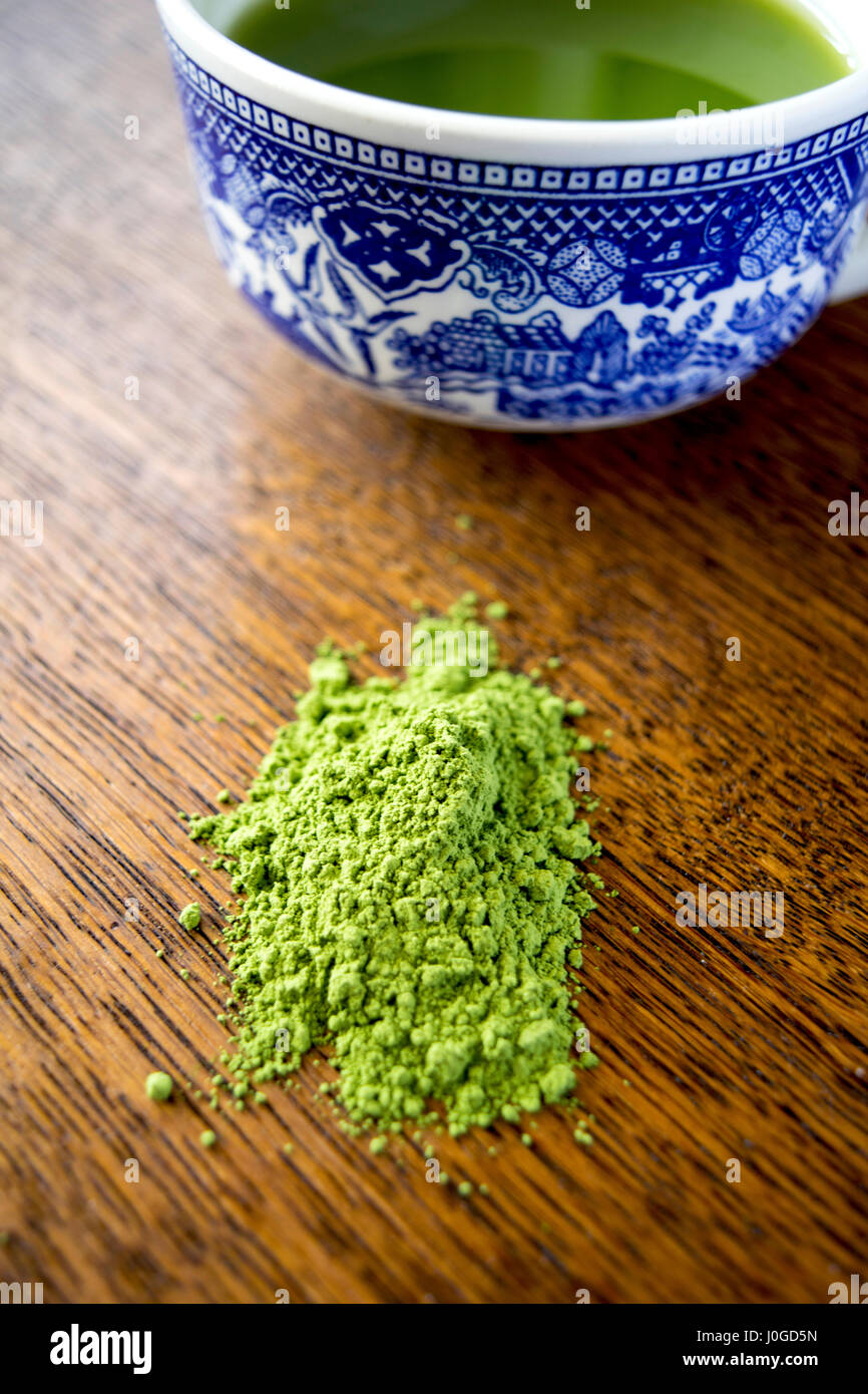 La poudre de thé vert matcha et verre Banque D'Images
