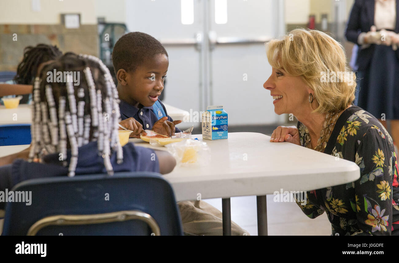 Le secrétaire américain de l'éducation Betsy DeVos, gauche, lors d'une tournée des écoles primaires de soins, une école chrétienne à l'Overtown neighborhood 6 avril 2017 à Miami, en Floride. Le secrétaire d'éducation controversée a fait plusieurs arrêts notamment sa première visite à une université publique, une école chrétienne privée ainsi qu'une charte de l'école. Banque D'Images