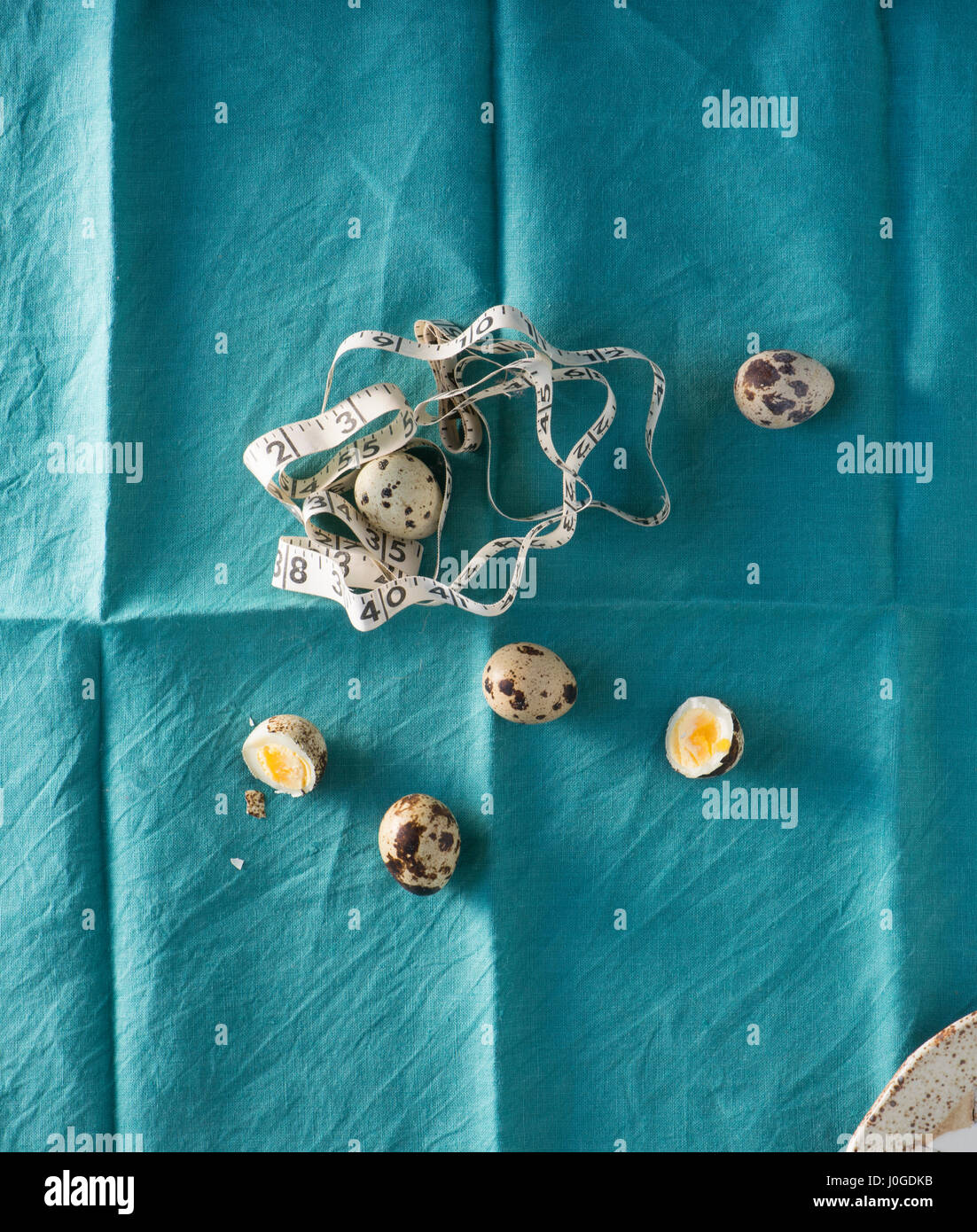 Still Life sur tissu bleu sarcelle avec des oeufs de cailles Banque D'Images