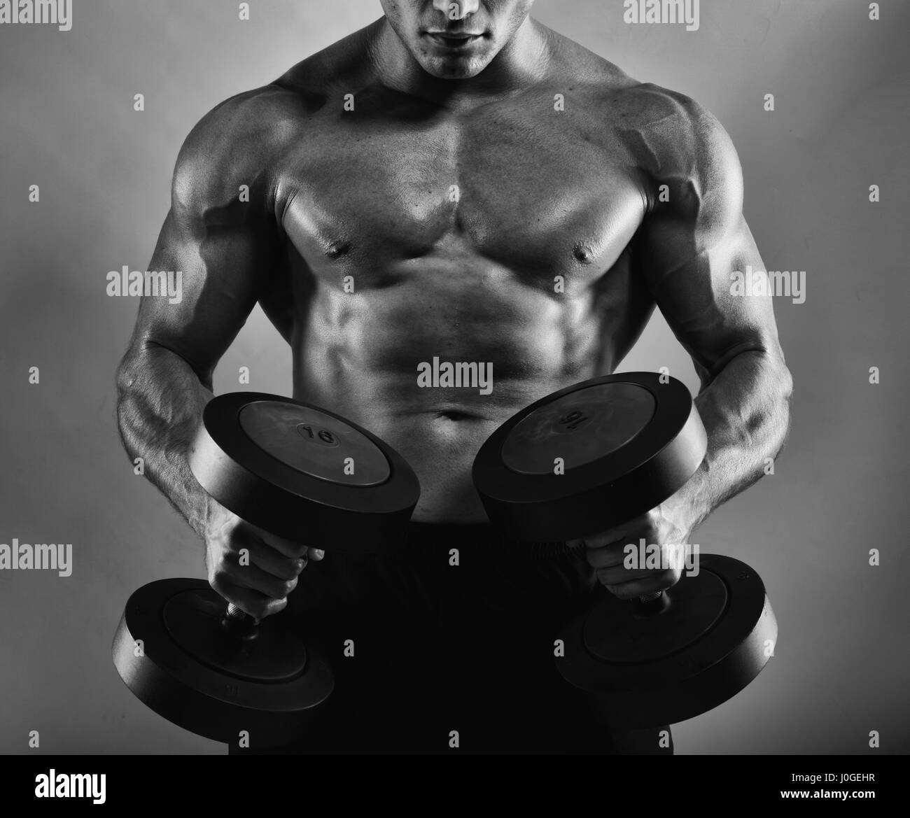 Athletic man training biceps Banque D'Images