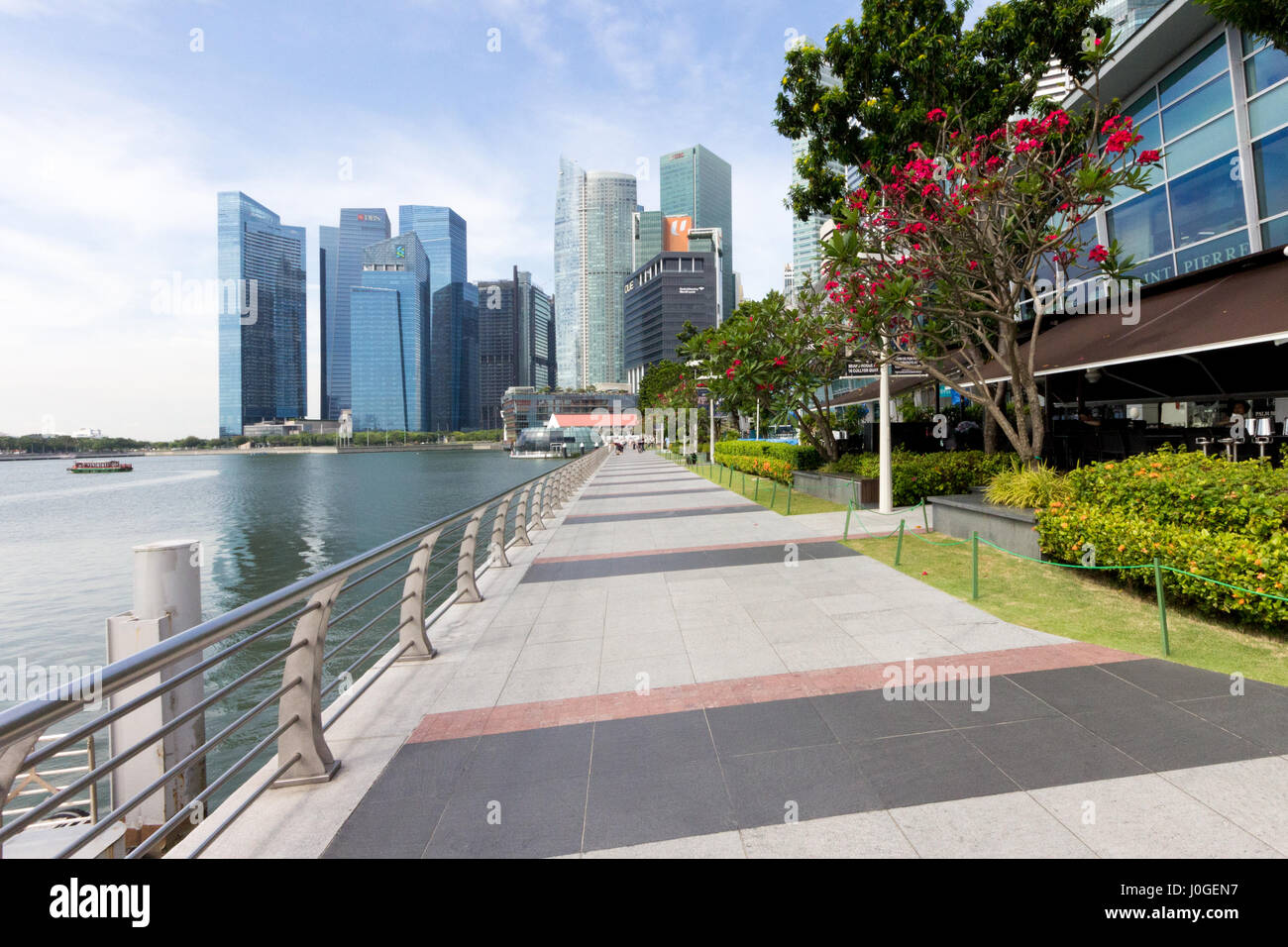 Afficher le long de la promenad par le côté de l'un Fullerton sur COllyer Quay, Singapour Banque D'Images