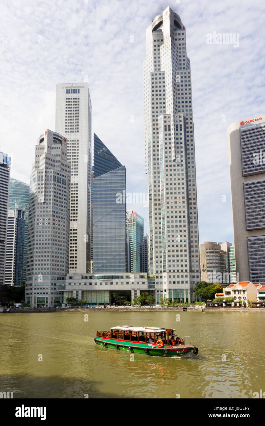 Sur Bumboat la rivière Singapour avec les grands bâtiments du quartier financier derrière Banque D'Images