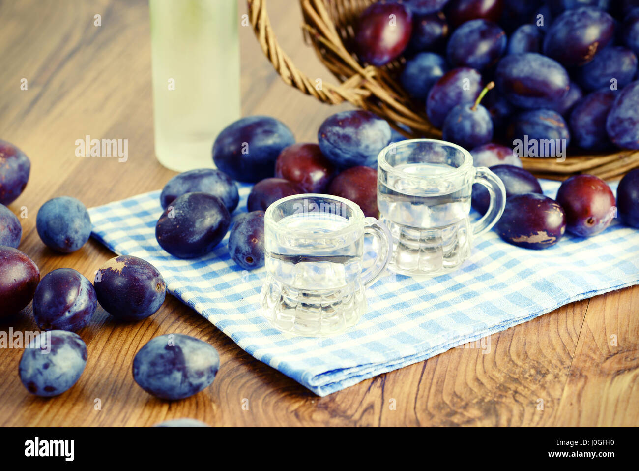 Liqupr prune servi dans de petits verres. contre-image traitée. Banque D'Images