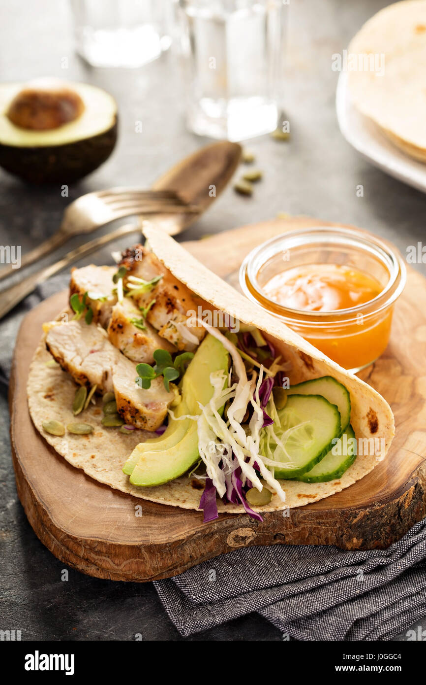 Faire des tacos avec du poulet et d'avocat Banque D'Images