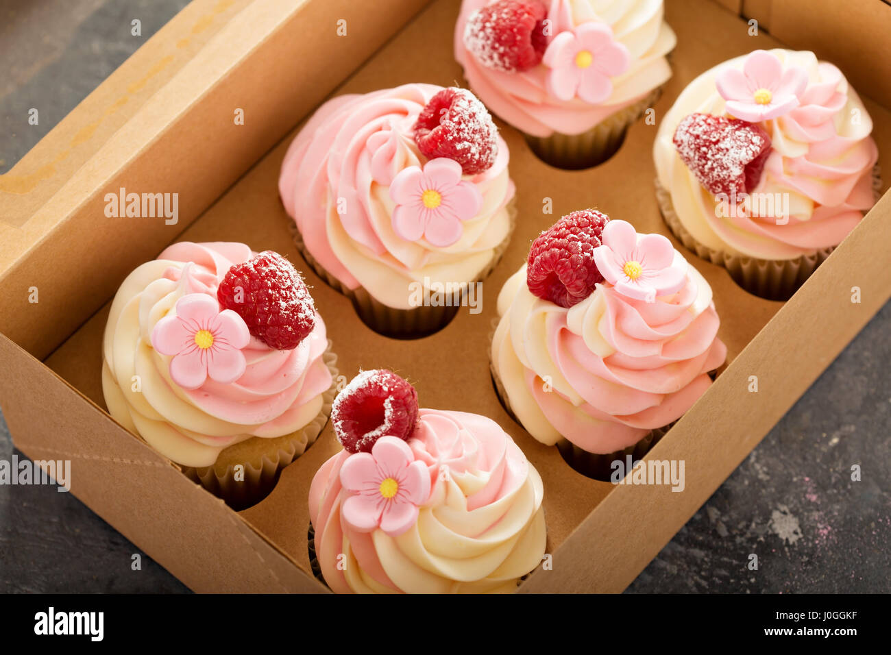 Vanille rose et framboise cupcakes Banque D'Images