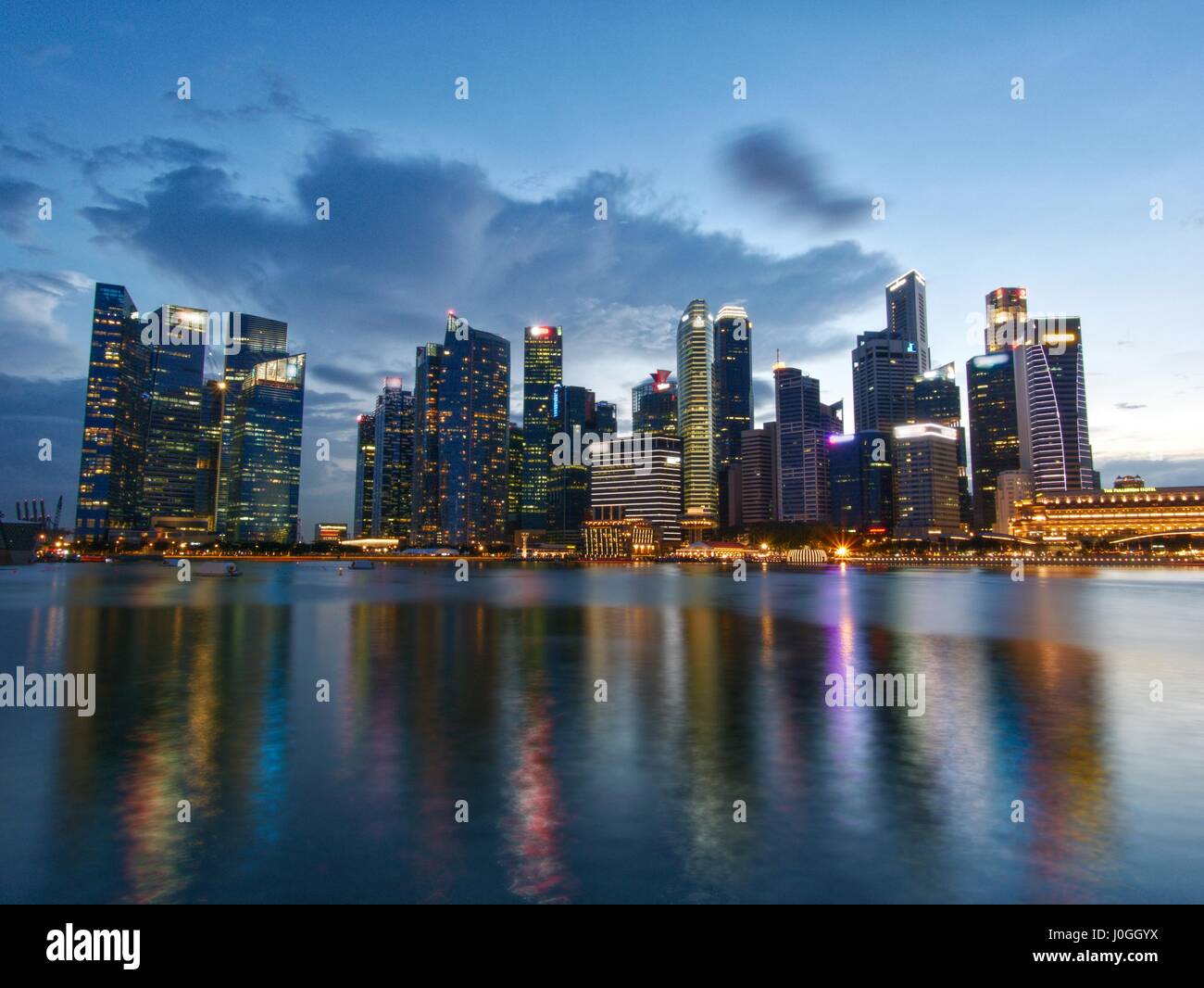 Singapore city skyline avec Harbour et gratte-ciel au crépuscule Banque D'Images