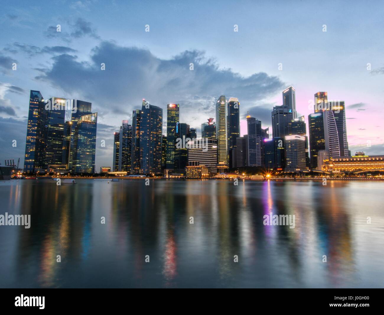 Singapore city skyline avec Harbour et gratte-ciel au crépuscule Banque D'Images