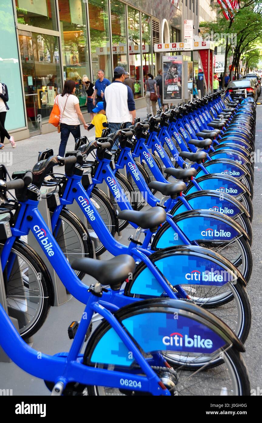 New York - 27 mai 2013 : lignes d'Citibike bleu Location de vélos arborant le logo de la Citibank à West 49th Street Station d Banque D'Images