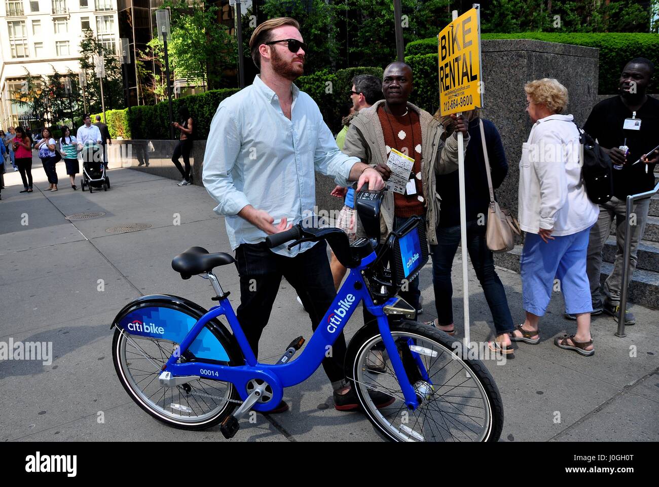 New York City - Mai 27, 201 : l'homme Citibike avec un nouveau vélo de location à Columbus Circle Banque D'Images