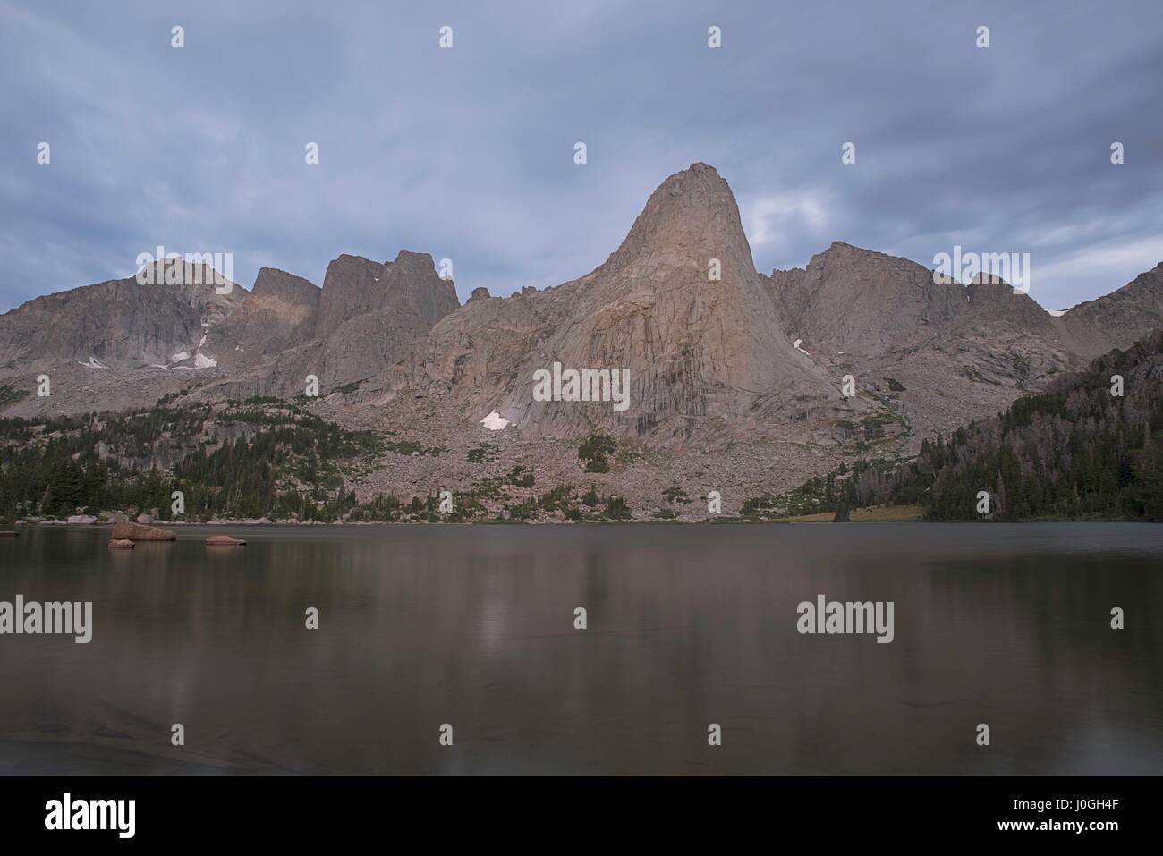 Juste avant le lever du soleil, pic et pingora lonesome lake, plage de Wind River, Wyoming Banque D'Images