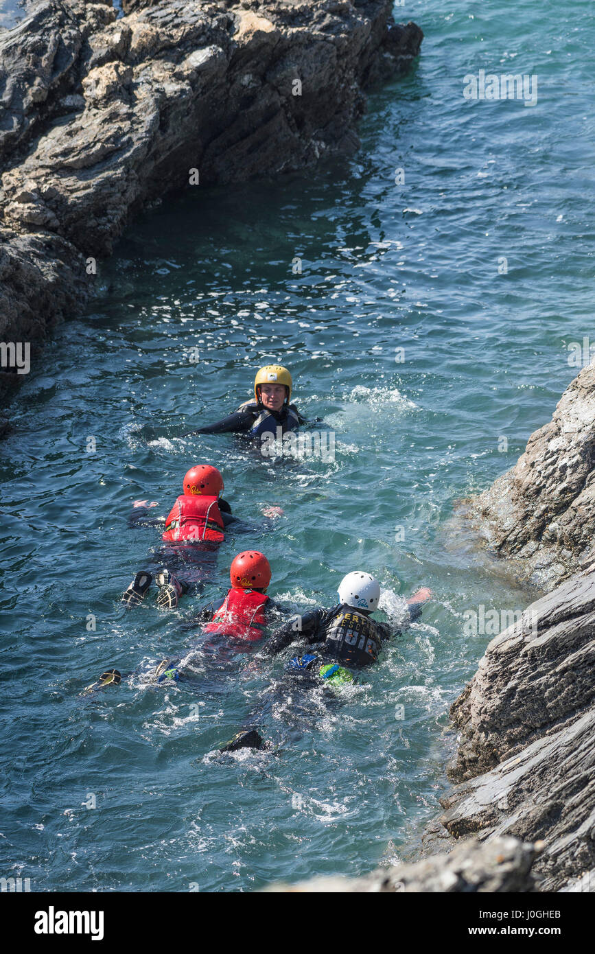 Les roches Aventure Coasteering Zone intertidale mer Natation Instructeur Aventure robuste de l'activité physique l'effort physique côtière de la côte Banque D'Images