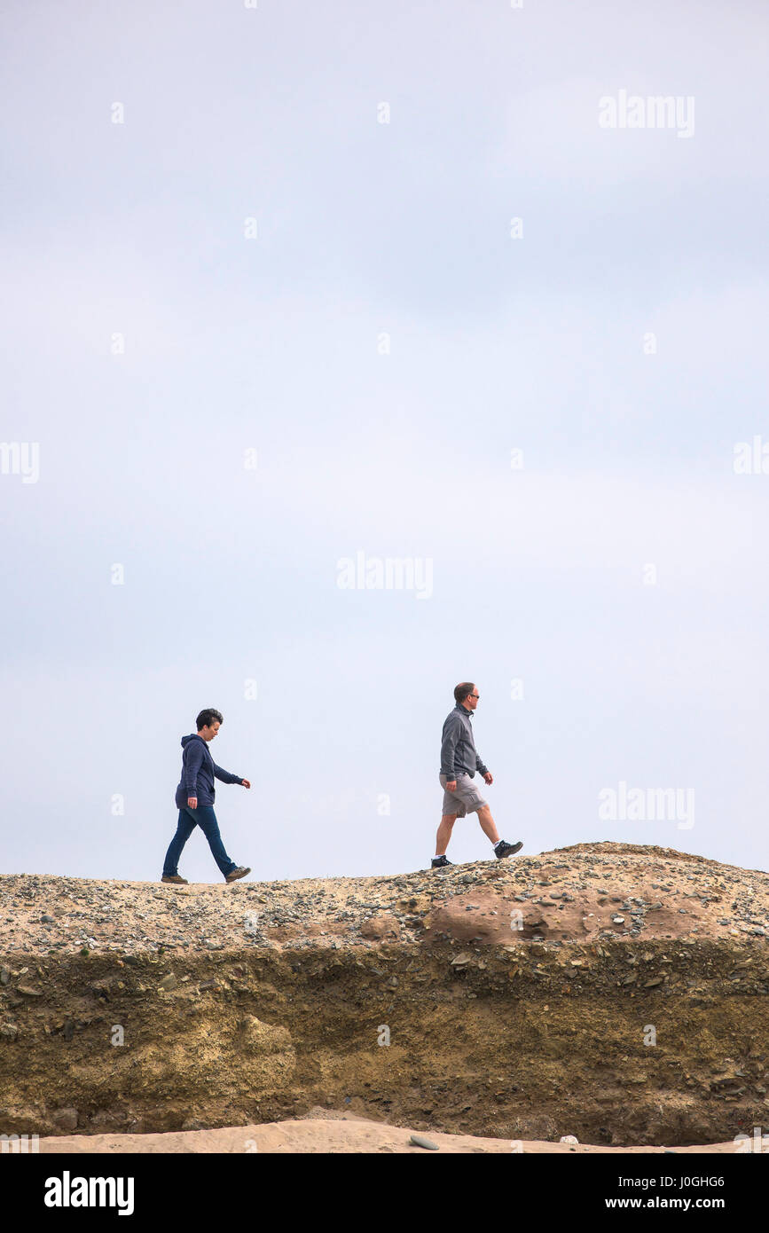 Gwithian Towans beach ; Personnes ; randonnée ; Couple ; les promeneurs ; exercice ; exercice ; Cornwall Banque D'Images