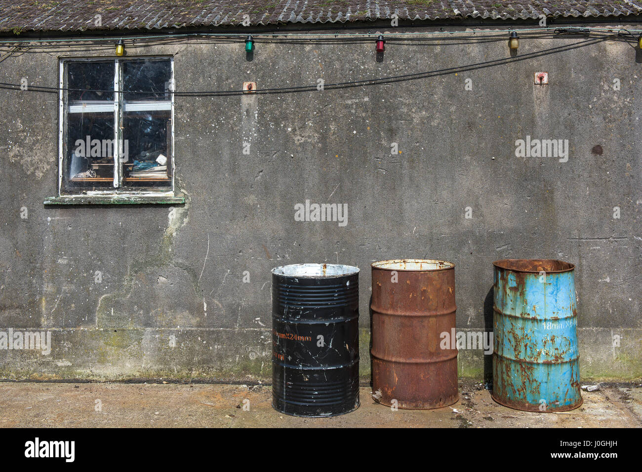 Newlyn vieux barils d'huile rouillée rouille bâtiment délabré Cornwall Fenêtre Banque D'Images