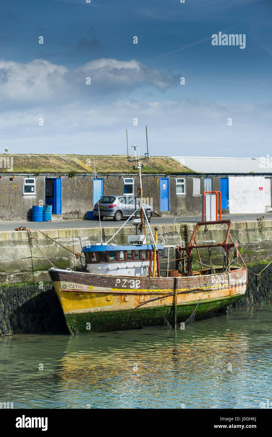 Port de pêche de Newlyn PZ32 Cathryn Motor trawler Harbour Harbour bateau de pêche bateau de pêche amarré Quai de l'industrie et de la pêche désaffecté Banque D'Images
