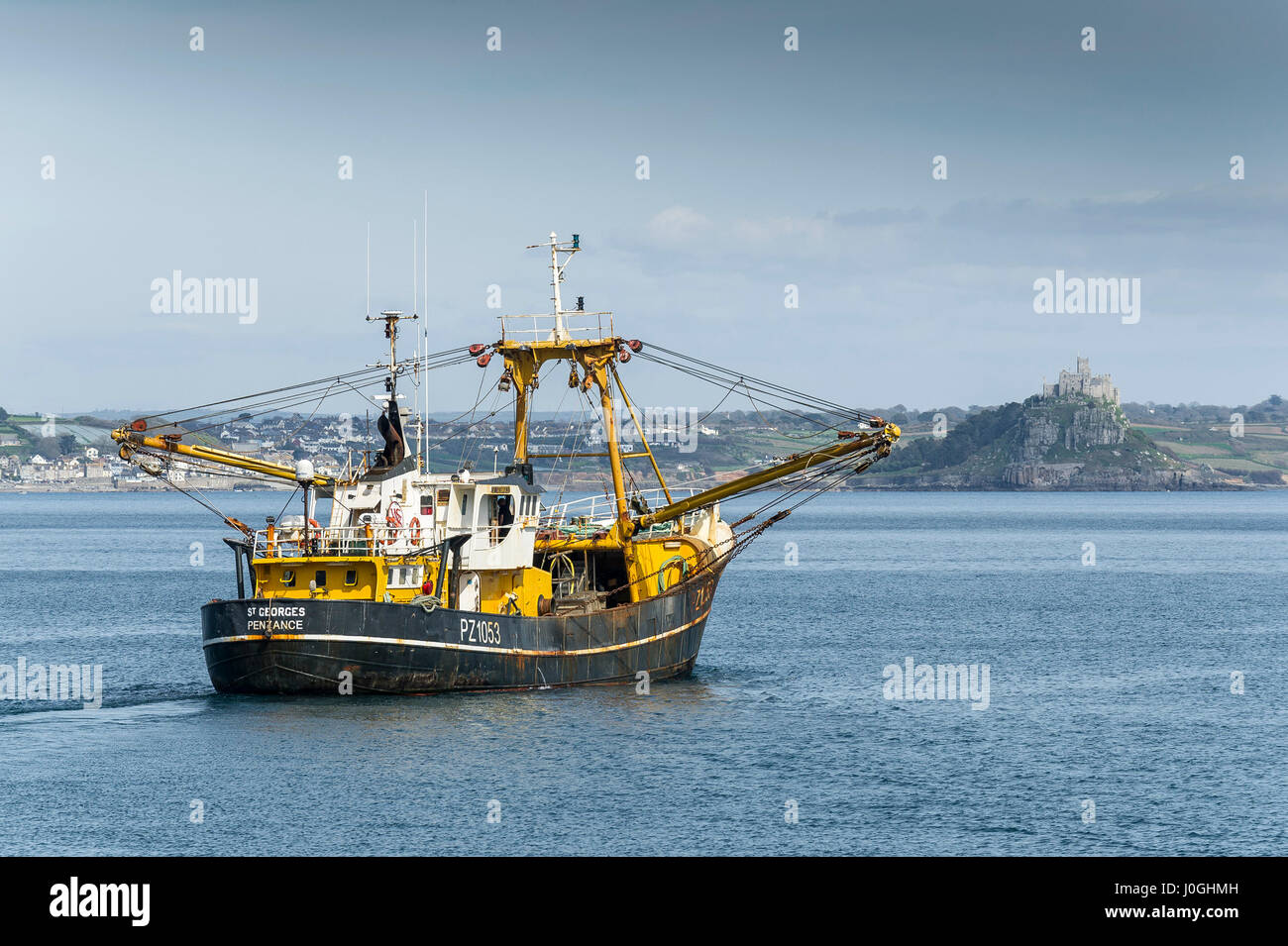 Chalutier de pêche en laissant l'industrie de la pêche bateau de pêche bateau de pêche Départ PZ1052 St Georges côte mer scène côtière Newlyn Banque D'Images