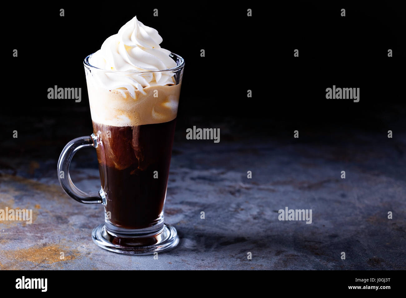 Café viennois chaud avec de la crème fouettée Banque D'Images