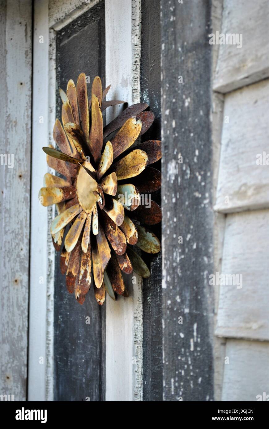 Couronne de fleurs rouillées sur l'ancienne porte Banque D'Images