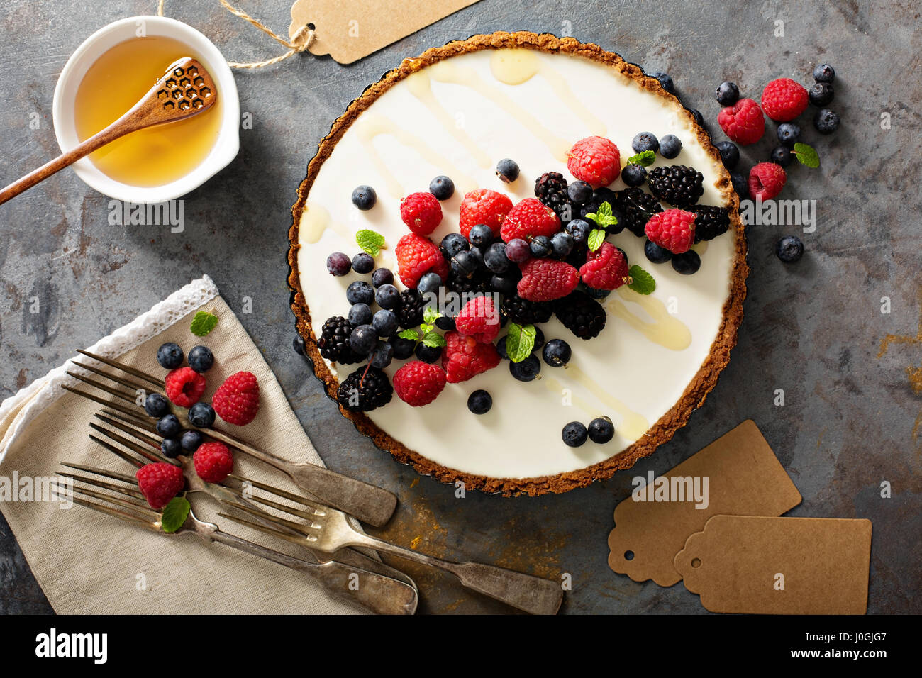 Les petits fruits d'été et du yaourt grec tart Banque D'Images