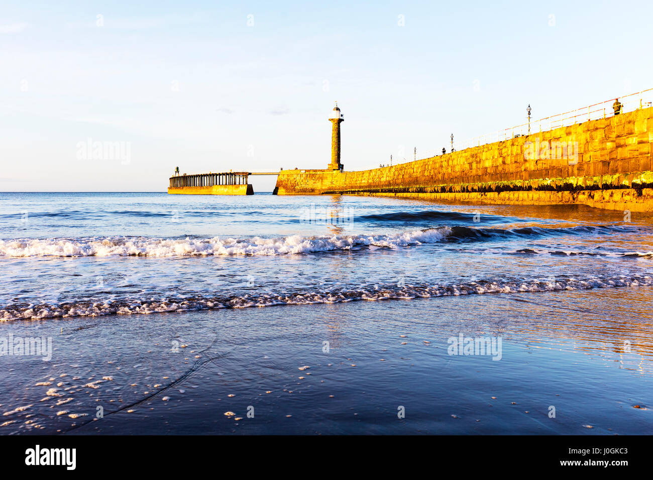 Mur du port de Whitby Whitby town mur du port Whitby Whitby les défenses maritimes de la mer du Nord de la côte de Whitby Whitby Whitby beach North Yorkshire UK GO Banque D'Images