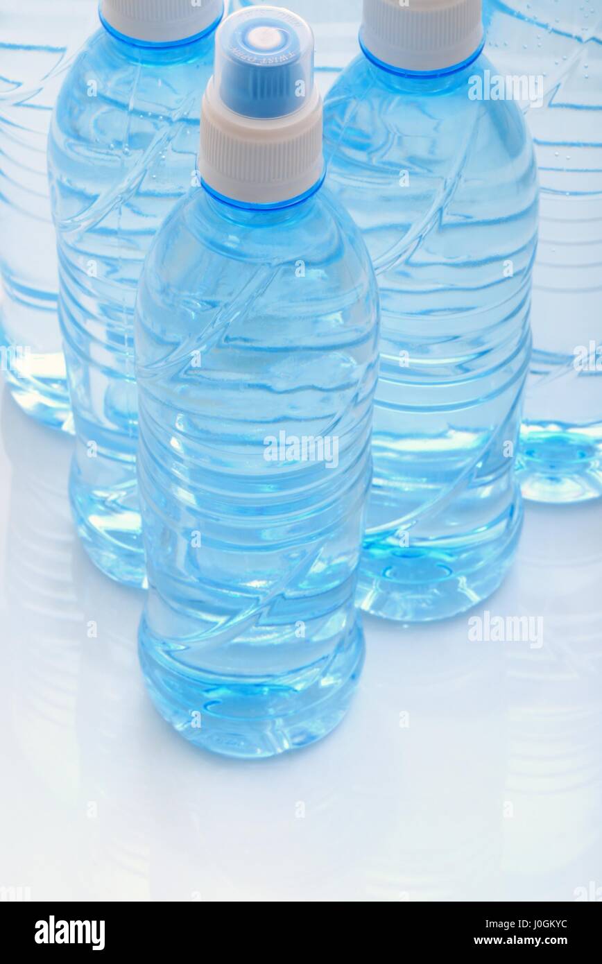 Les bouteilles d'eau minérale close-up Banque D'Images