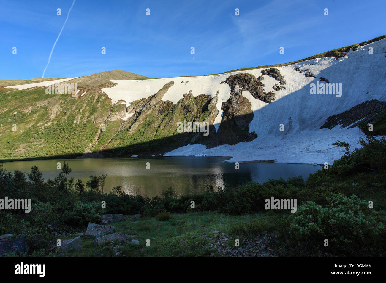 Le glacier sur l'Ivanovskoe Lake. Alatau kouznetski. République de Khakassie, en Russie. Banque D'Images