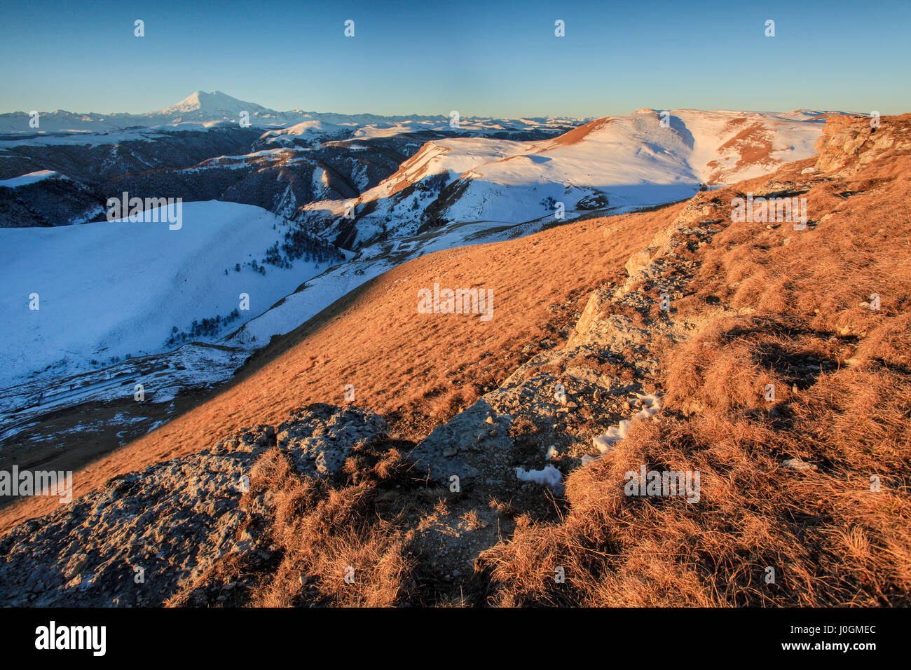 Lever du soleil dans les montagnes l'Elbrous, Nord du Caucase, en Russie. Banque D'Images