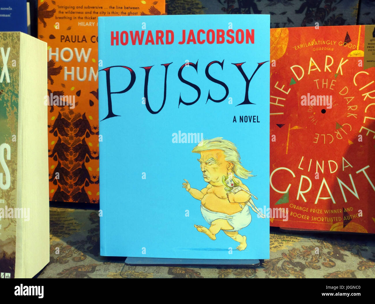 Roman satirique 'chatte' par Howard Jacobson dans la fenêtre librairie de Londres Banque D'Images