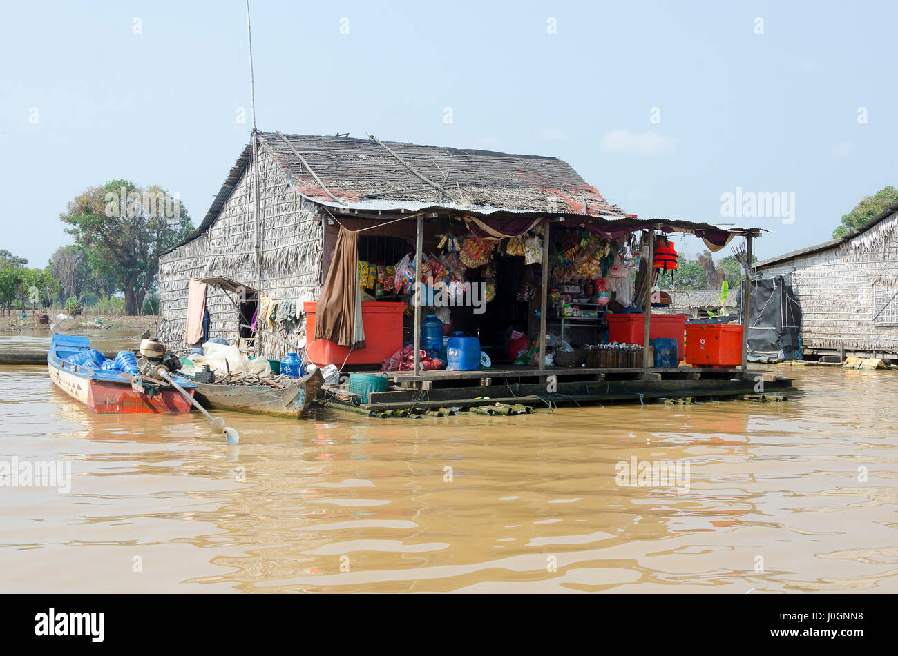 Kampong Phluk, village flottant sur le lac Tonlé Sap, Siem Reap, Cambodge Banque D'Images
