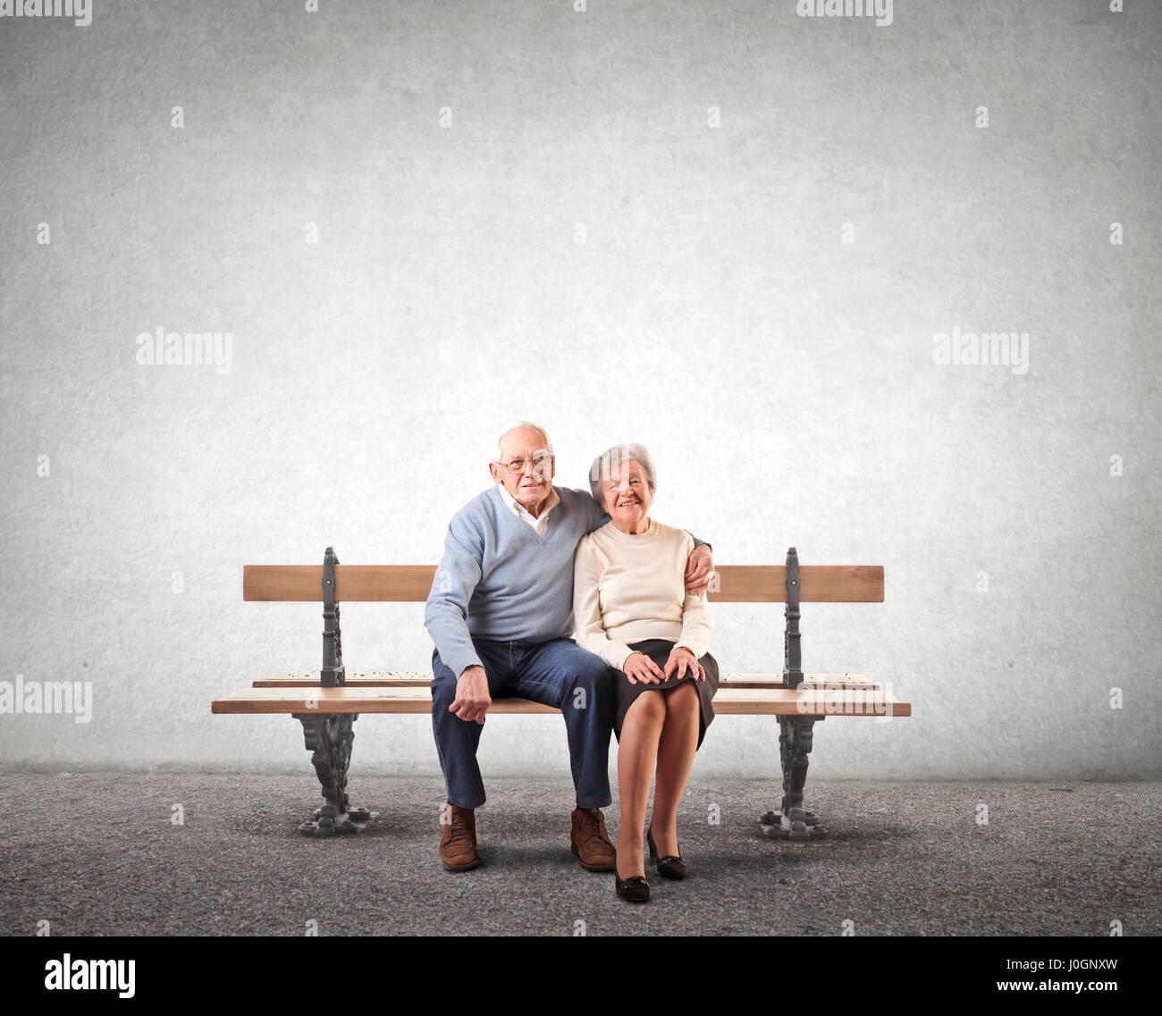 Vieux couple sitting on bench Banque D'Images