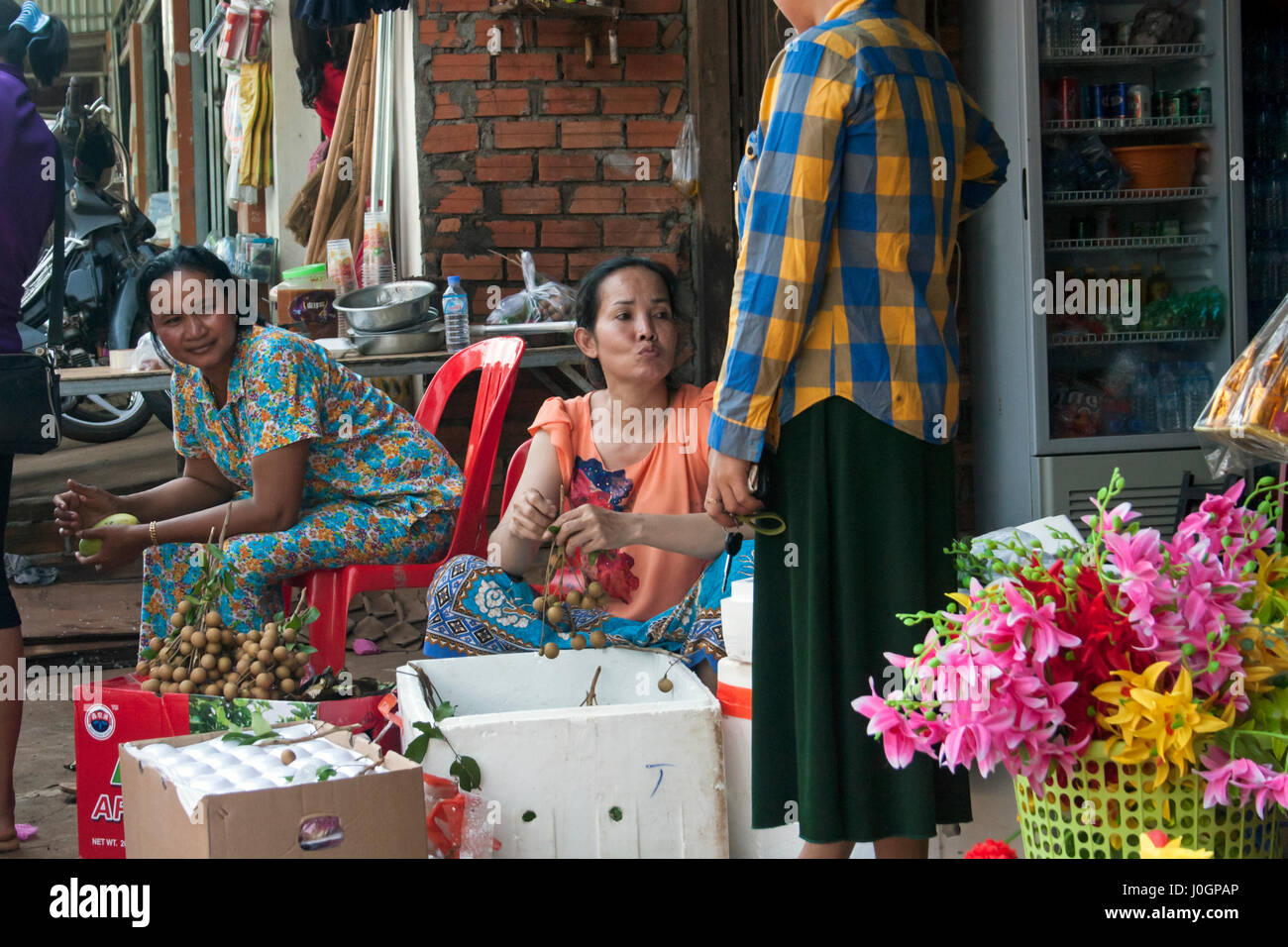 Une femme est la vente de fausses fleurs dans un magasin avant le Nouvel An khmer dans Village Chork, Tboung Khmum Province, au Cambodge. Banque D'Images