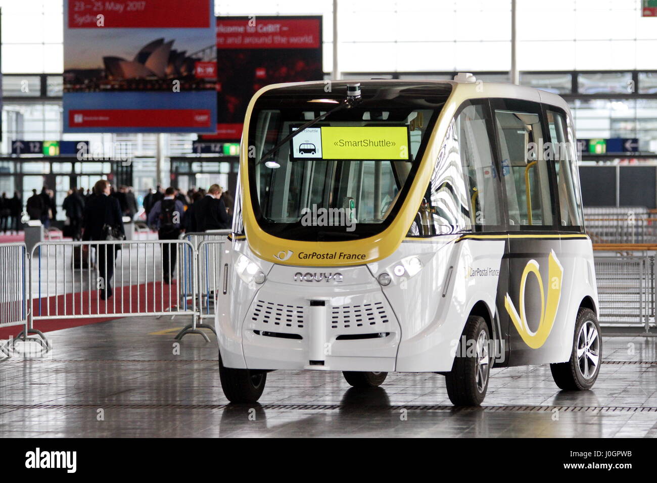 Hanovre, Allemagne. 21Th Mars, 2017. L'auto-conduite minibus électriques par bus postal suisse (ici sa filiale française CarPostal France) invides visiteurs pour un test de conduite avec ce "martShuttle » par juste hall 13. Ce bus autonome (nom du modèle : Arma) est fabriqué par Navya SAS (France), est considéré comme premier véhicule de série pour les collectivités locales autonomes, dans l'utilisation trafiic depuis 2016 (p. ex. Suisse, France), max. 15 personnes, vitesse maximale 45 km/h. CeBIT 2017, le salon des TIC, le plomb thème 'd !conomy - pas de limites'. Photocredit : Christian Lademann Banque D'Images