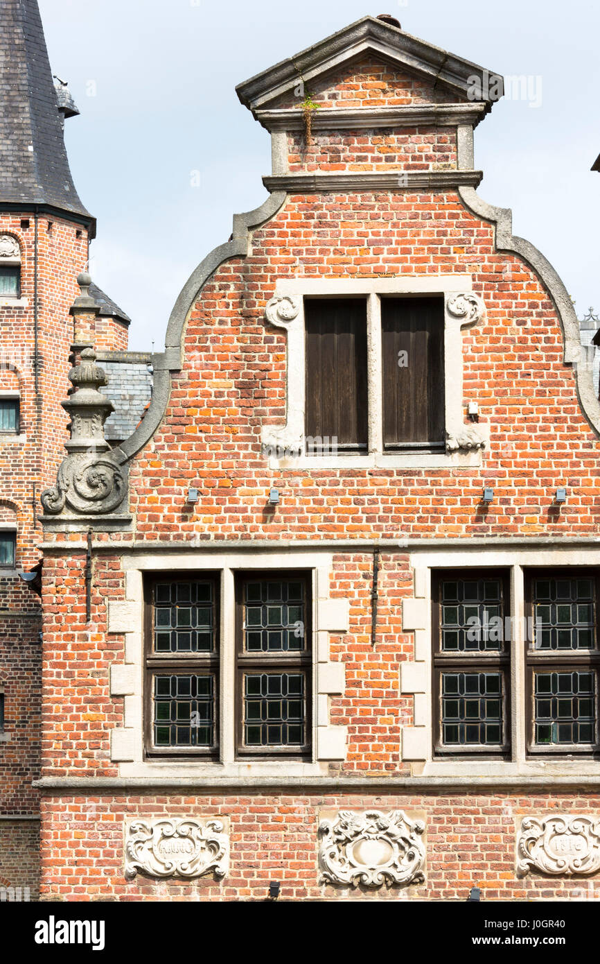 L'architecture belge de brique rouge avec gable traditionnel au plomb et la lumière windows dans Bruges, Belgique Banque D'Images
