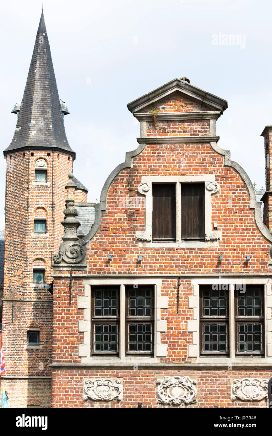 L'architecture belge de brique rouge avec gable traditionnel au plomb et de fenêtres et d'éclairage de la tour de la tourelle à Bruges, Belgique Banque D'Images