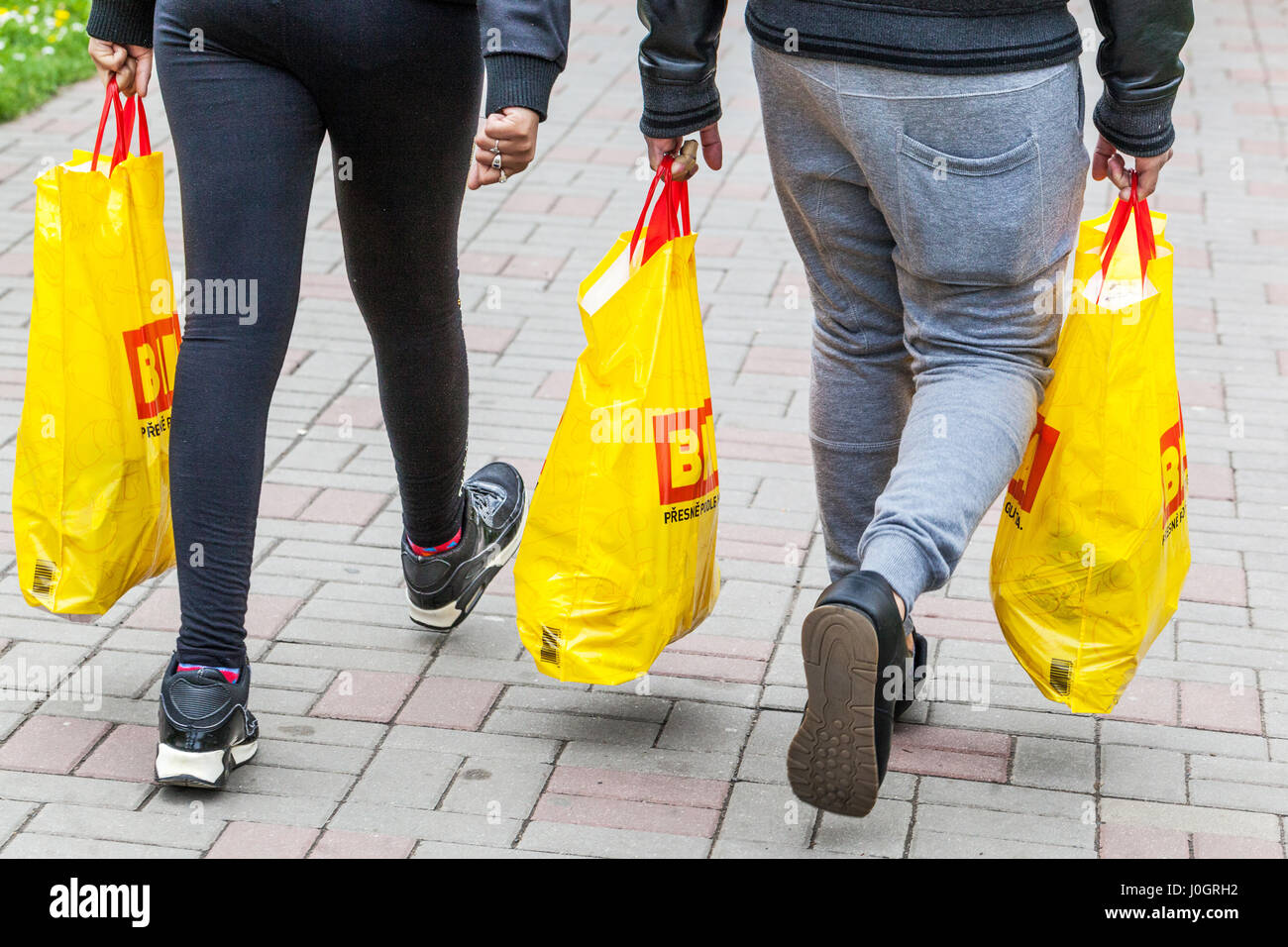 Clients ayant des marchandises achetées dans un supermarché, des marchandises remplies dans des sacs en plastique, vue arrière Banque D'Images