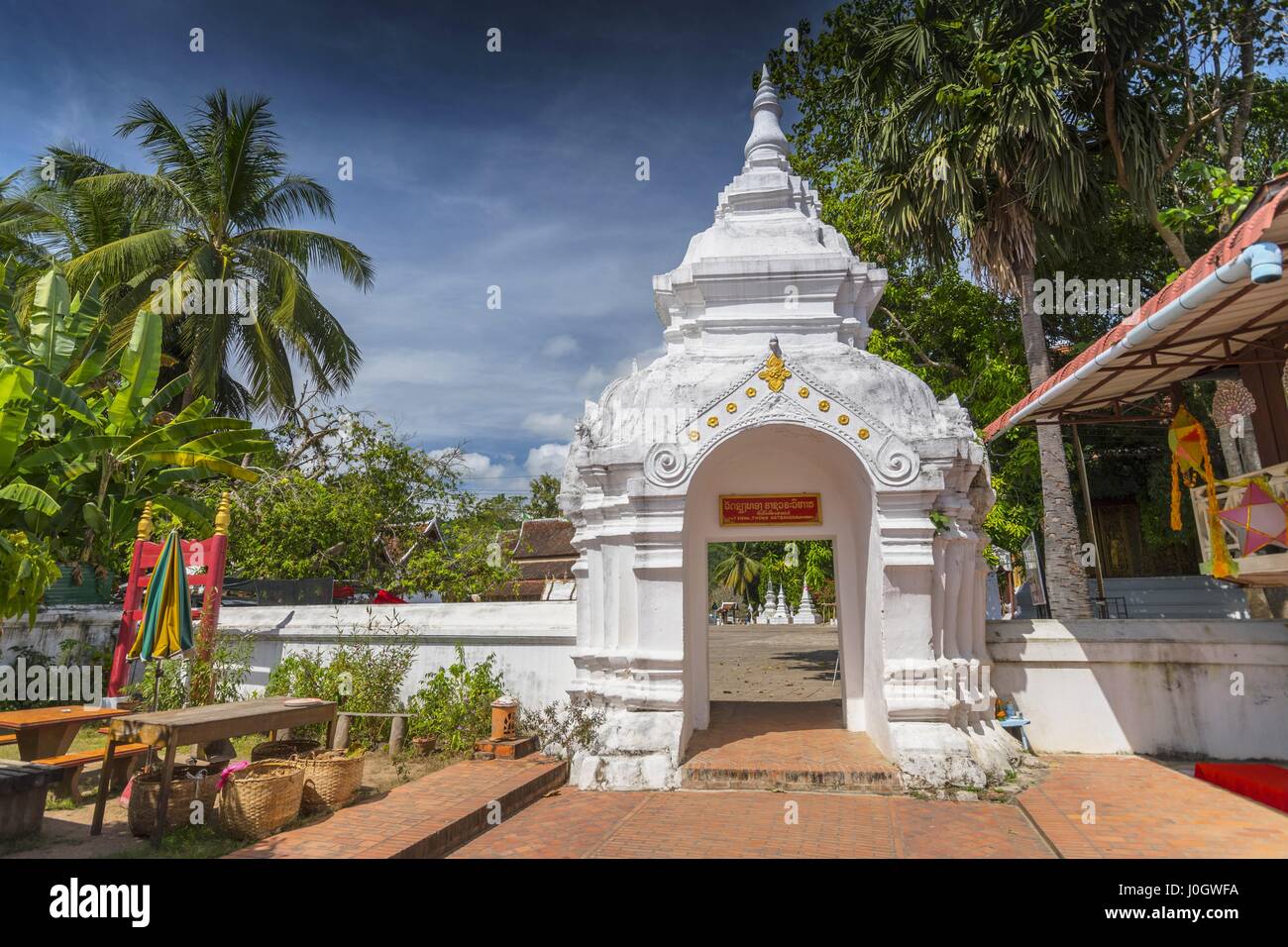 La porte dans le complexe de temples à Luang Prabang, Laos Banque D'Images