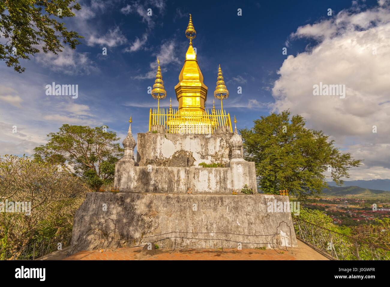 Golden temple Wat Chomsi Stupa que sur le Mont Phousi à Luang Prabang, Laos. Banque D'Images