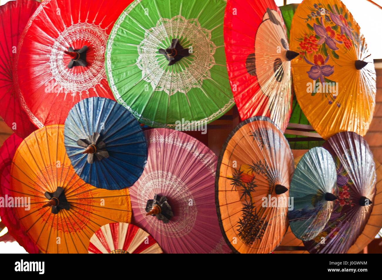 Colorfuls Thai parasols pour vendre à un organisme-cadre factory, Chiang Mai, Thaïlande. Banque D'Images Colorfuls Thai parasols pour vendre à un organisme-cadre factory, Chiang Mai, Thaïlande. Banque D'Images
