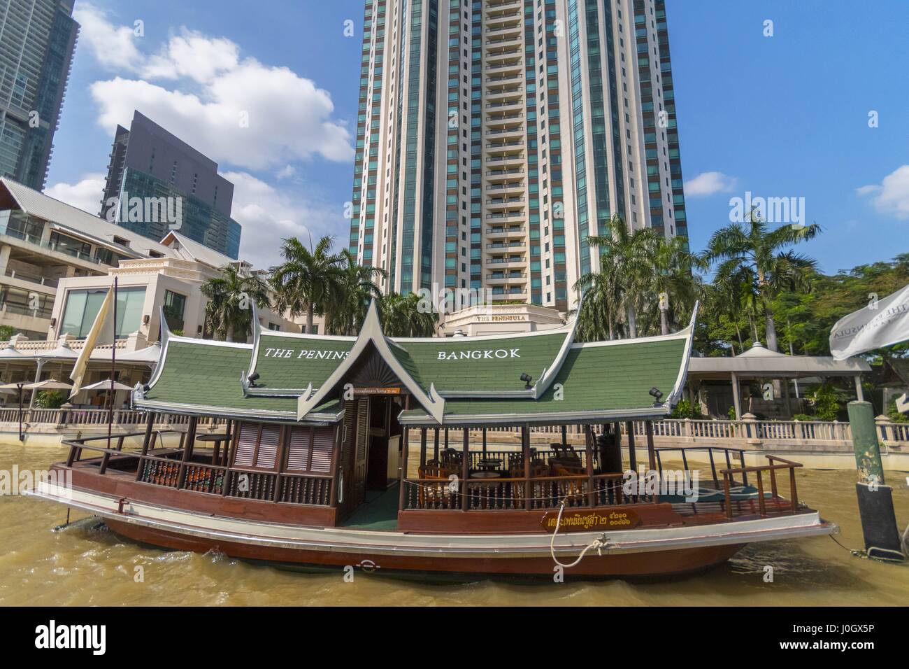 La péninsule est un hôtel de luxe situé sur la rive de la rivière Chao Phraya dans le quartier de Khlong San de Bangkok. Thaïlande Banque D'Images