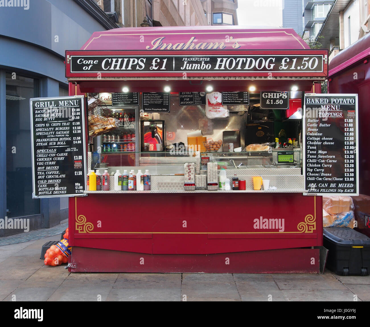 Fast food outlets shop boutiques kiosques kiosque dans le centre-ville de Manchester, de vendre des hot-dogs, hamburgers, frites et diverses collations et boissons. Banque D'Images