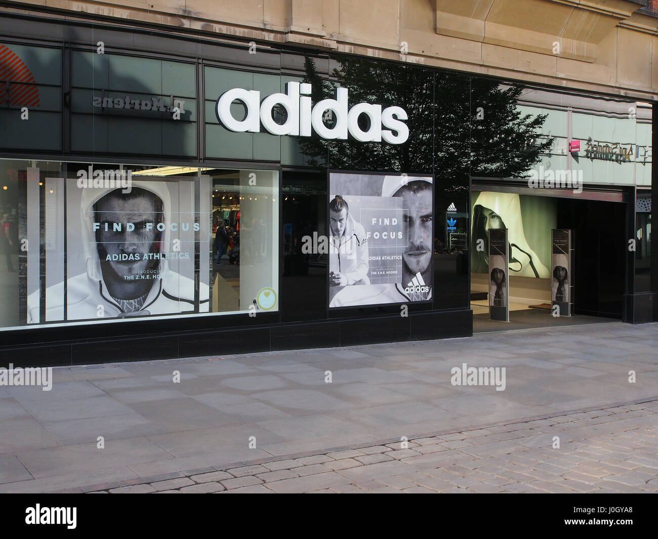 Le centre-ville de Manchester center branch du magasin de sport Adidas, avec l'extérieur du magasin, montrant la vitrine avec David Beckham Banque D'Images