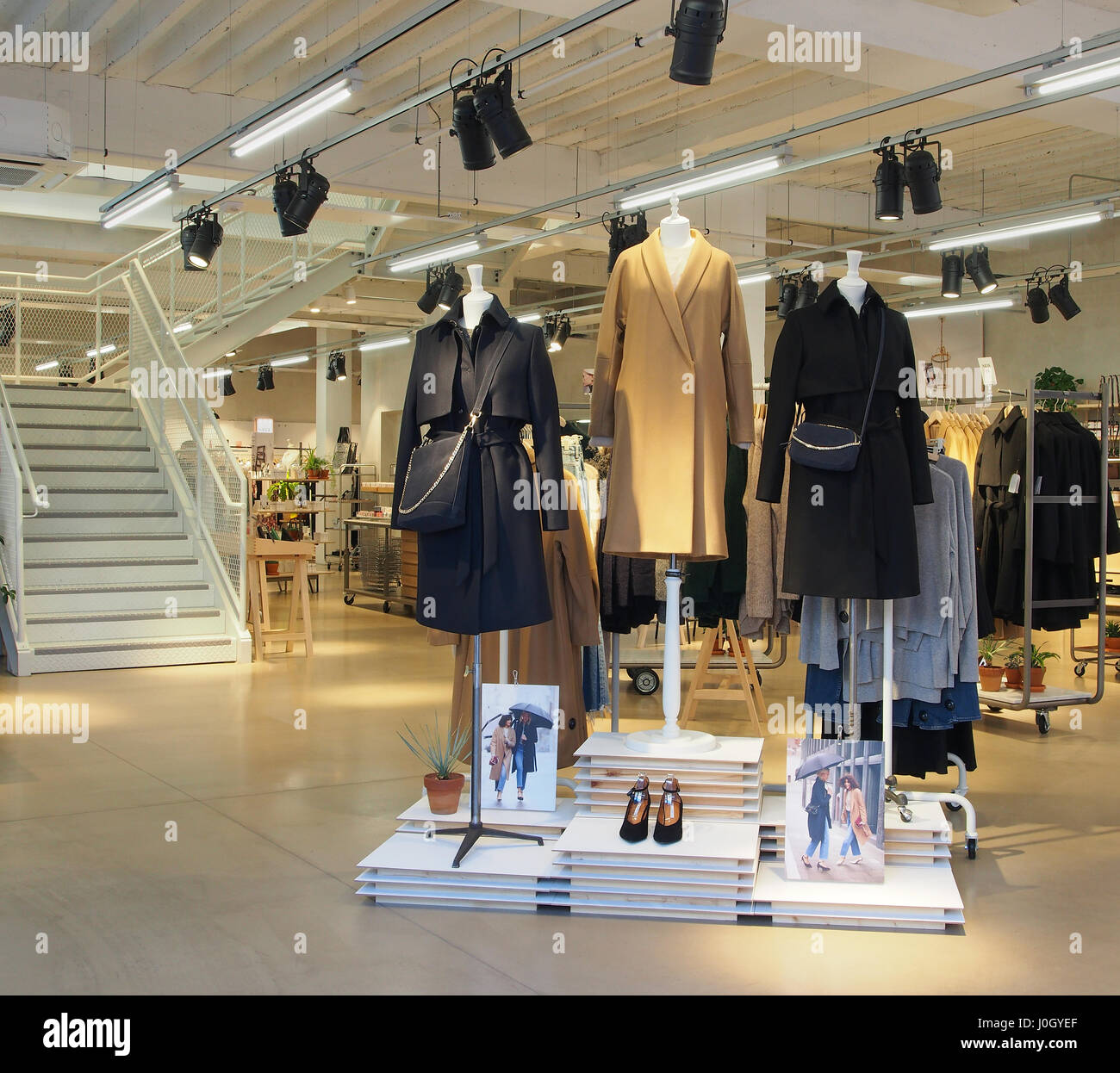 La direction générale de Manchester d'un grand magasin boutiques dans le centre-ville centre représentant l'intérieur de la boutique et un affichage de couches sur des mannequins. Banque D'Images