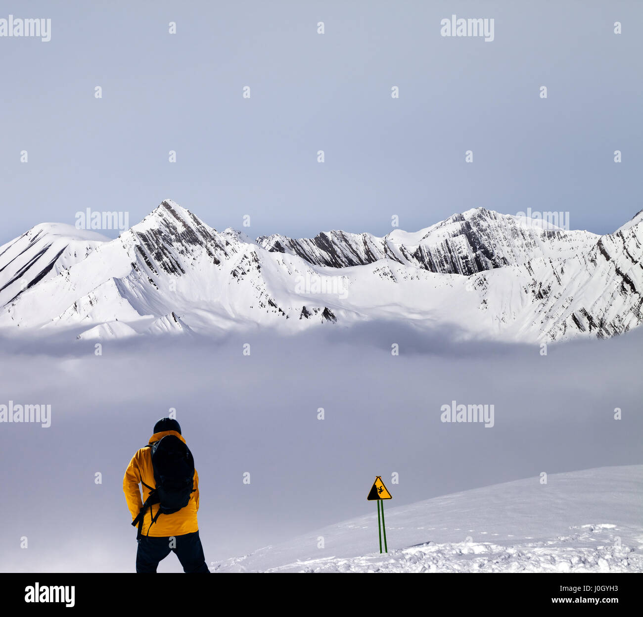 Freerider sur pente hors-piste dans le brouillard et d'avertissement chanter. Montagnes du Caucase, la Géorgie, ski de Gudauri. Banque D'Images