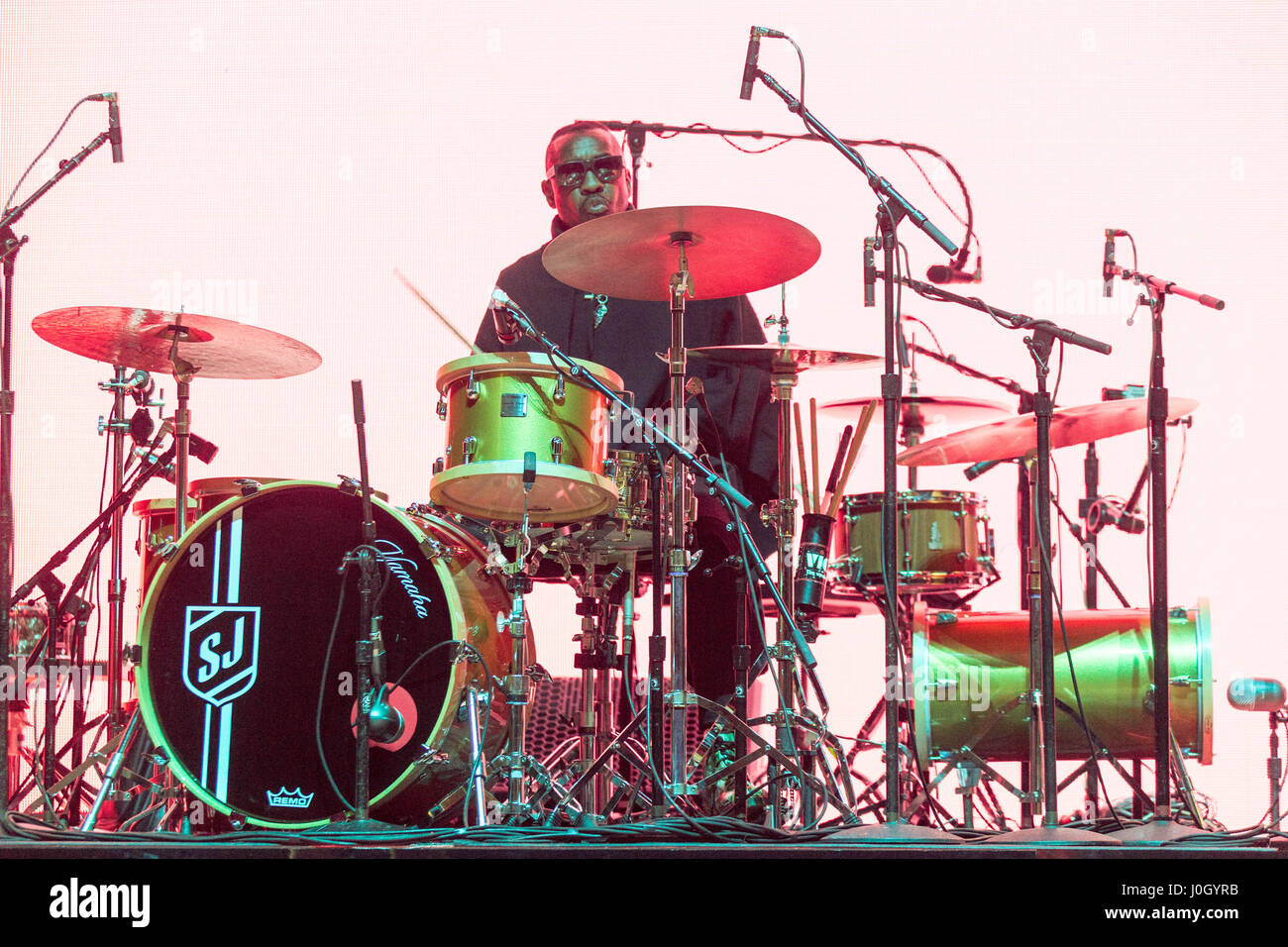 Chicago, Illinois, USA. Apr 11, 2017. STEVE JORDAN effectue avec John Mayer au United Center au cours de la recherche d'tout ce tour à Chicago, Illinois Crédit : Daniel DeSlover/ZUMA/Alamy Fil Live News Banque D'Images