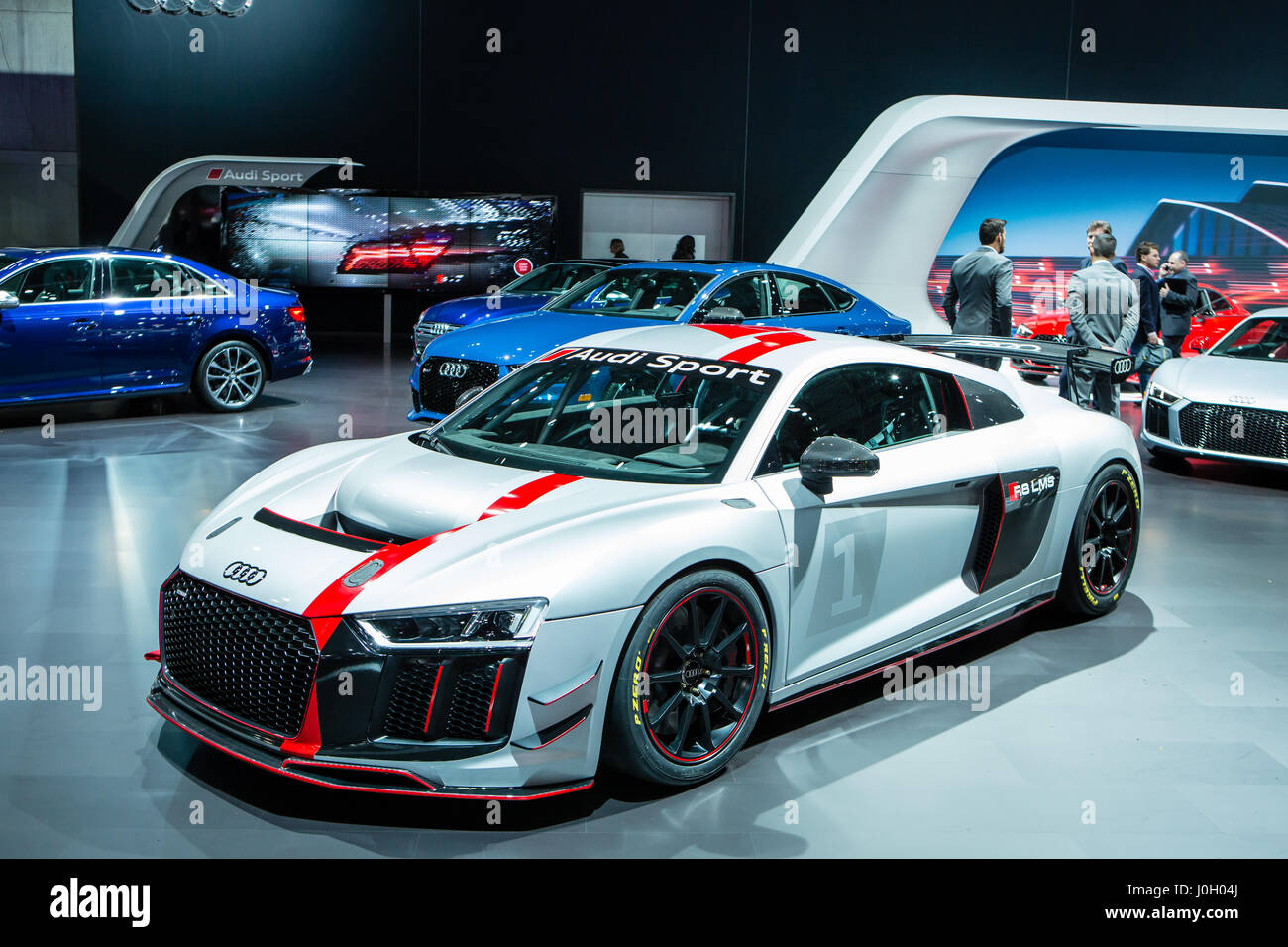 New York, NY - 12 avril 2017. L'Audi R8 LMS GT4, qui a été annoncée le 11 avril 2017, à l'avance de l'auto de New York, dispose d'un 5.2L, 495 V HP-10, moteur à essence monté longitudinalement devant l'essieu arrière. Il passe de 0 à 100 km/h en 4 secondes, avec une vitesse maximale de 250 km/h, et est commercialisé comme une voiture de course à la consommation. Banque D'Images